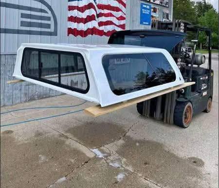 USED LEER 100XL Truck Topper Fits 2019–2024 Chevy Silverado / GMC Sierra 1500 with 5.8' bed - Image 4